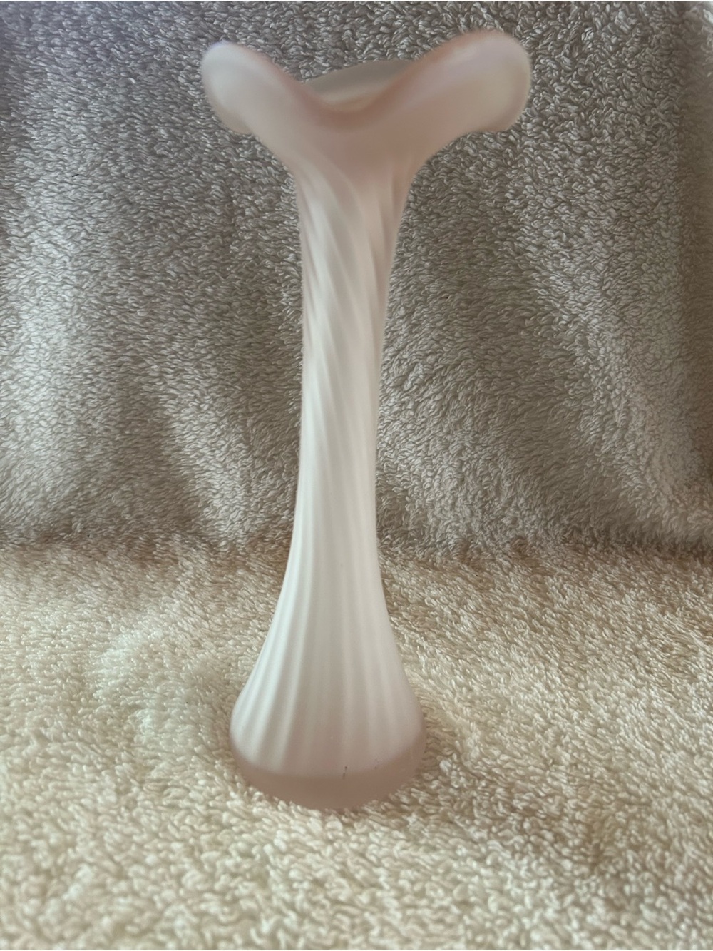 💰3 for $20 - Delicate Cream Glass Bud Vase - Picture 4 of 9